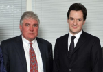 McWilliams (izquierda) y el Ministro de Economía británico George Osborne (derecha)