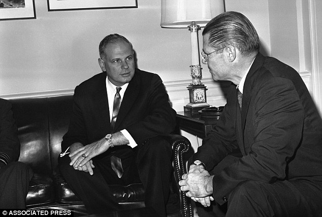 Paul Hellyer y el secretario de defensa de eeuu, Robert McnNamara en 1963