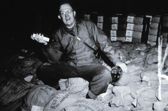 A-US-Soldier-inspects-bags-of-money-and-gold-taken-from-Jews-by-the-Nazis-and-stored-in-the-eilbron-Salt-Mines