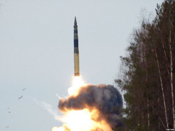 Russia_has_test-fired_Topol_RS-12_SS-25_Sickle_Intercontinental_Ballistic_Missile_ICBM_640_001