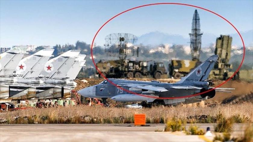 Técnicos de la Fuerza Aérea de Rusia chequean un avión de combate ruso Sujoi Su-34 en la base aérea Hmeimim en la provincia siria de Latakia. 3 de octubre de 2015