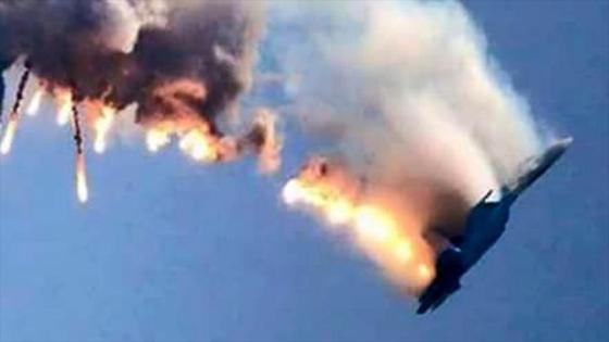 Imagen captada de un vídeo difundido el 24 de noviembre de 2015 que muestra al supuesto avión militar ruso Sujoi Su-24 tras ser atacado por un caza F-16 del Ejército turco.